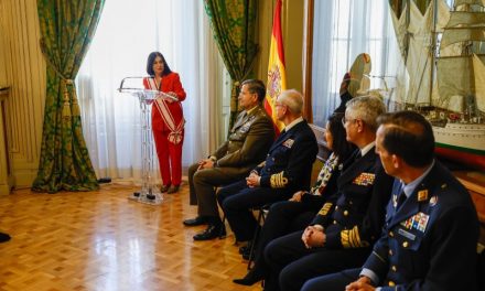 La alcaldesa de Las Palmas recibe la Gran Cruz al Mérito Aeronáutico por la celebración del Día de las Fuerzas Armadas 