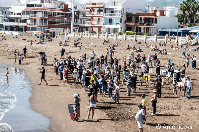 A pesar de las evidencias científicas y las sanciones anunciadas al ayuntamiento por la contaminación de las playas de Telde desde el emisario de Silva, cincuenta engañados se movilizan en Salinetas