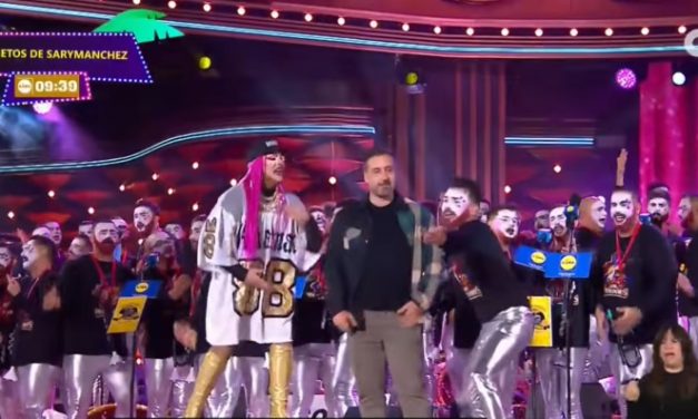 El alcalde de Telde hace el “machango” en la final del concurso de Murgas de Las Palmas