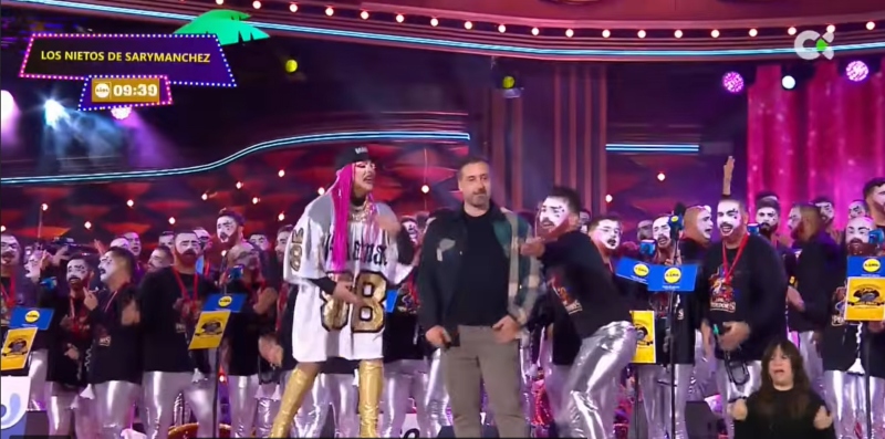 El alcalde de Telde hace el “machango” en la final del concurso de Murgas de Las Palmas