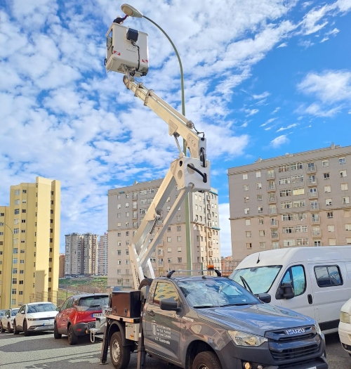 El Ayuntamiento de Las Palmas refuerza el mantenimiento del alumbrado público con la incorporación de un nuevo vehículo con plataforma aérea