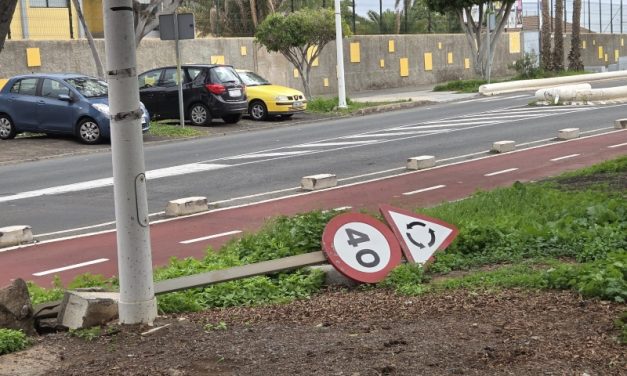 Telde tiene más de un centenar de señales de tráfico tiradas en el suelo