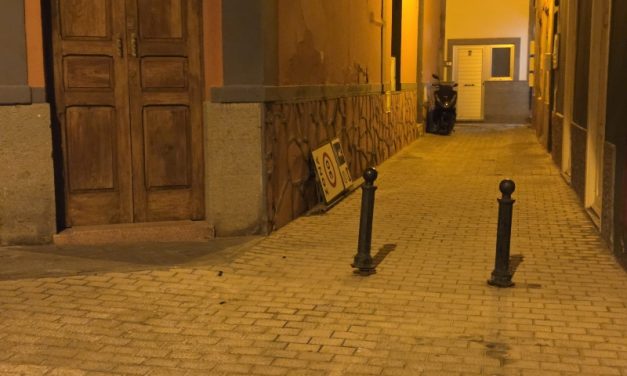 Telde tiene más de un centenar de señales de tráfico tiradas en el suelo