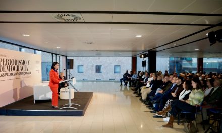 Darias destaca el papel del periodismo en la defensa de la democracia en una jornada celebrada en el Auditorio Alfredo Kraus