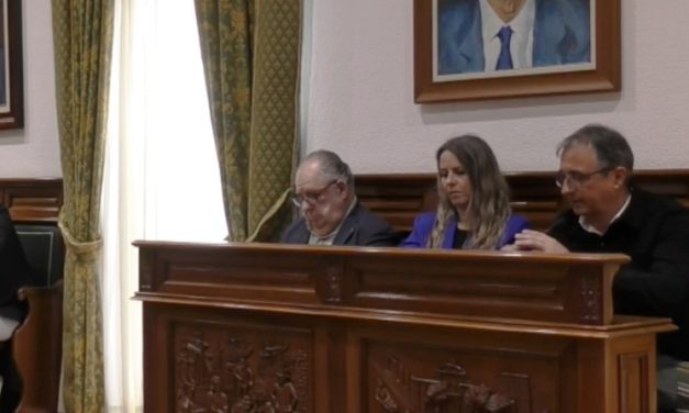 La concejala transfuga de Vox “juega a la sillita” el salón de Plenos de Telde