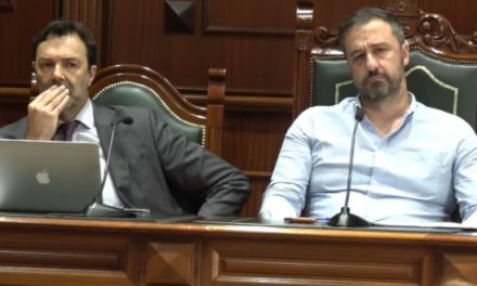 El alcalde Juan Antonio Peña descuida la solemnidad que se espera de la máxima autoridad de Telde en los Plenos