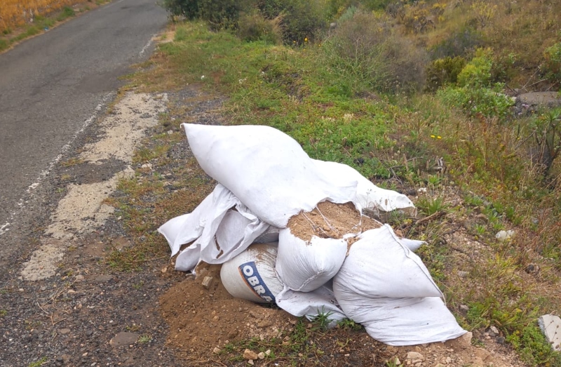 Escombros en el paraje protegido del Camino de Rosiana (Telde)