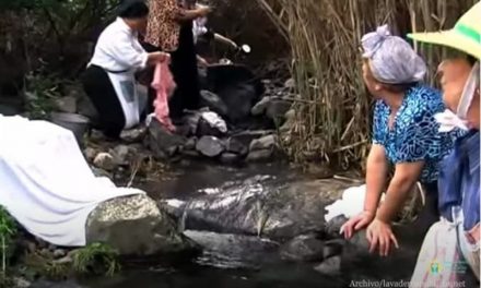 Valsequillo rescata la memoria de sus lavaderos con las rutas teatralizadas «Entre agua y jabón» para escolares