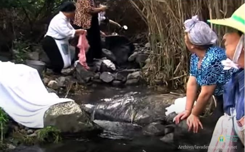 Valsequillo rescata la memoria de sus lavaderos con las rutas teatralizadas «Entre agua y jabón» para escolares