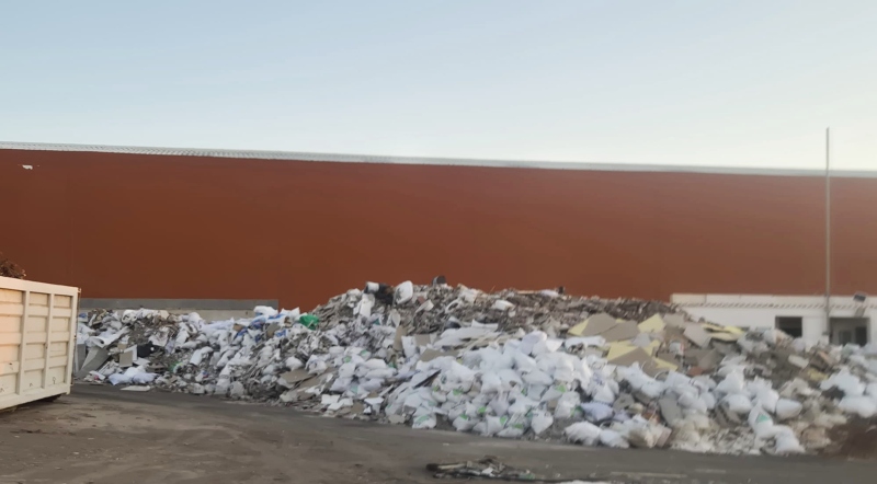 El PSOE de Telde denuncia el desbordamiento del Punto Verde y exige la retirada inmediata de los escombros acumulados