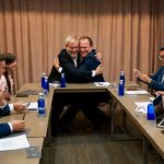 El abrazo del oso: El municipalismo que se entregó al sol que más calienta