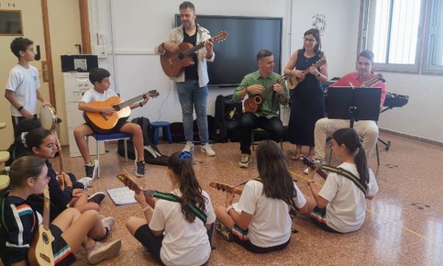 El CEIP La Viñuela de Agüimes homenajea al timplista Germán López dedicándole el aula de música