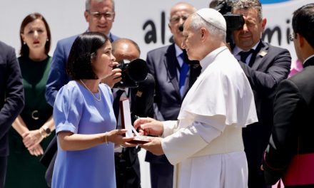 Carolina Darias entrega la Llave de Oro de la Ciudad al papa León XIV