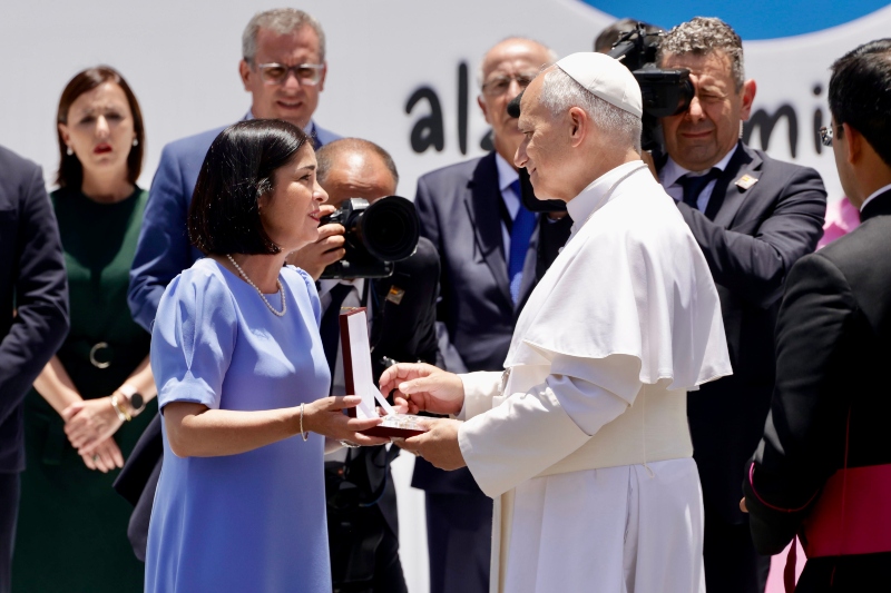 Carolina Darias entrega la Llave de Oro de la Ciudad al papa León XIV