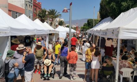 La Feria Brisa Marina reúne en Arinaga a miles de personas en torno al comercio local