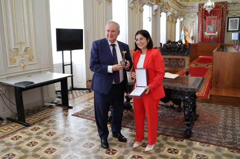 La alcaldesa recibe en las Casas Consistoriales al ministro de Industria y Turismo 