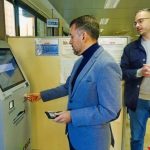 Santa Cruz impulsa el uso de 12 quioscos interactivos para agilizar trámites municipales