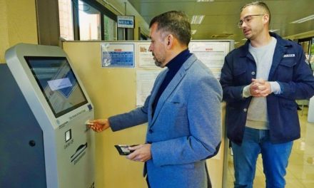 Santa Cruz impulsa el uso de 12 quioscos interactivos para agilizar trámites municipales