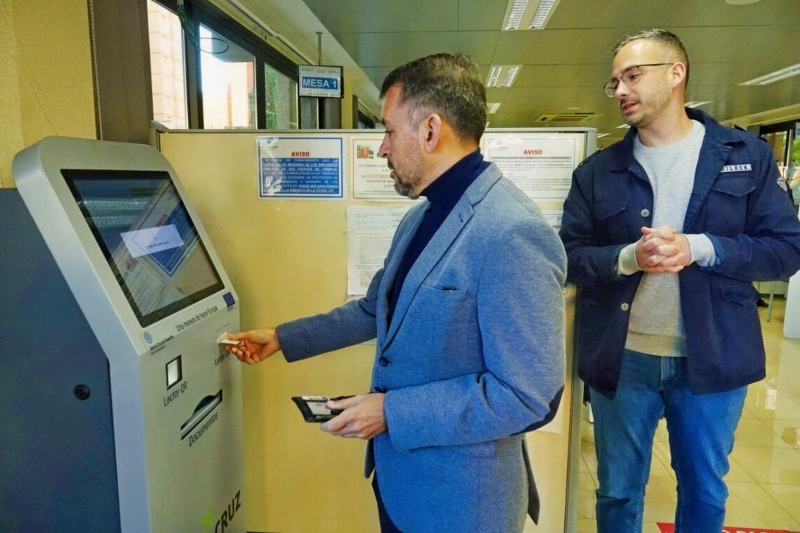 Santa Cruz impulsa el uso de 12 quioscos interactivos para agilizar trámites municipales
