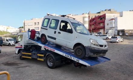 Más de una veintena de vehículos abandonados son retirados en una sola jornada en el entorno de la zona comercial de Carlos V en Carrizal