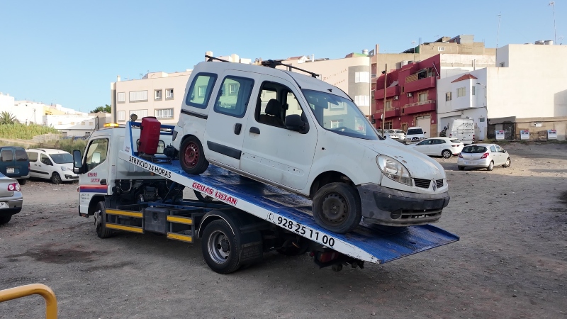 Más de una veintena de vehículos abandonados son retirados en una sola jornada en el entorno de la zona comercial de Carlos V en Carrizal