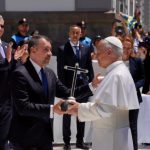 Santa Cruz entrega al Papa León XIV una réplica a escala de la Cruz Fundacional