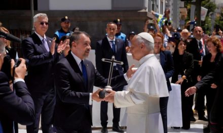 Santa Cruz entrega al Papa León XIV una réplica a escala de la Cruz Fundacional