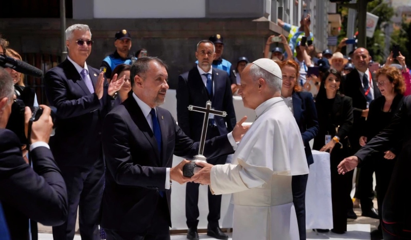 Santa Cruz entrega al Papa León XIV una réplica a escala de la Cruz Fundacional