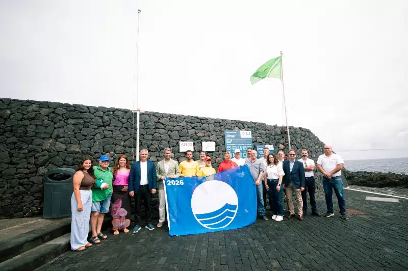 El litoral lagunero ya luce cuatro nuevas banderas azules como reconocimiento a su valor medioambiental