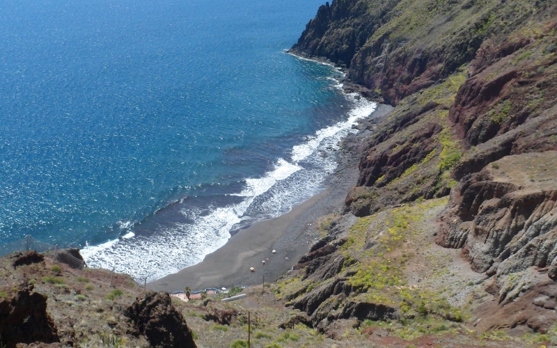 Santa Cruz cierra temporalmente la playa de las Gaviotas por riesgo de desprendimientos