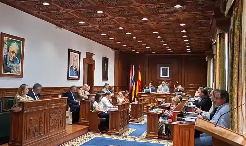 Quienes se sumaron al esperpento del «cardonicidio» callaron hoy en el salón de Plenos