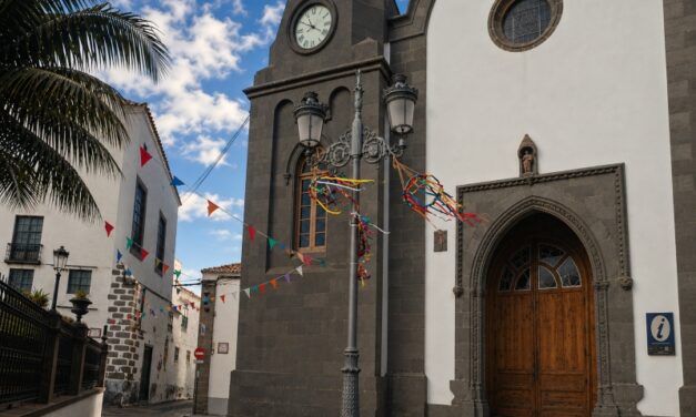 ¿Fiestas de San Juan en Telde o romería en Tenerife?: «Engendro» decorativo del Ayuntamiento para las fiestas de San Juan Bautista