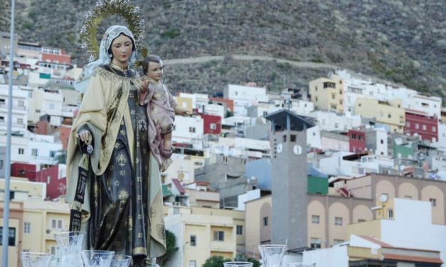 Valleseco (Santa Cruz),  honra a la Virgen del Carmen con su tradicional procesión marítima