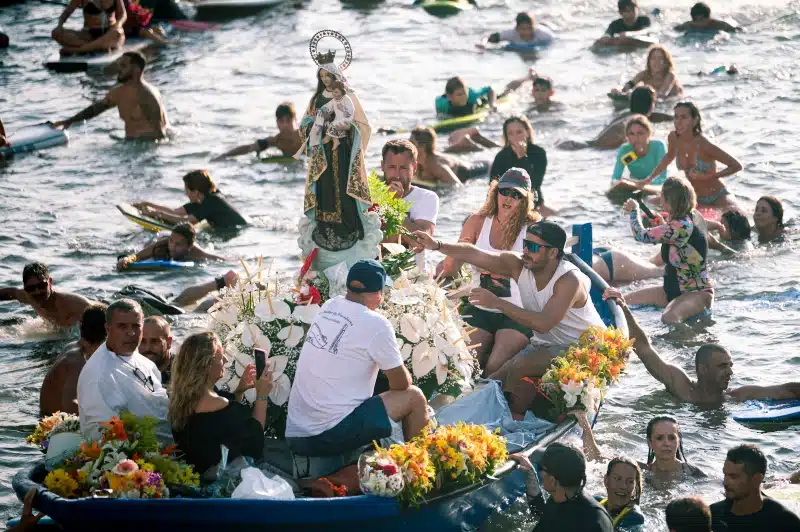 Cientos de personas acompañan a la Virgen del Carmen en su embarque en Punta del Hidalgo