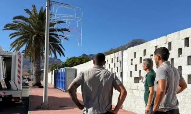 La Aldea de San Nicolás se prepara para sus Fiestas Patronales con la instalación del alumbrado festivo