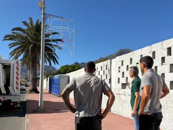 La Aldea de San Nicolás se prepara para sus Fiestas Patronales con la instalación del alumbrado festivo