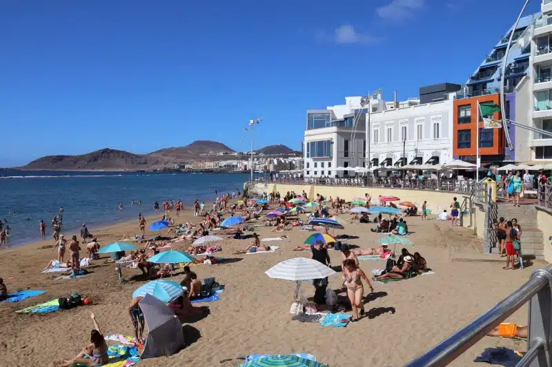 El Ayuntamiento licita por más de un millón de euros la rehabilitación de los muros de Playa Chica y Los Lisos en Las Canteras