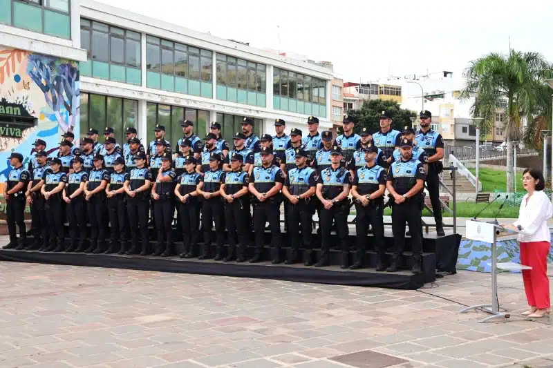  Carolina Darias, ha presidido este martes la toma de posesión como funcionarios  de carrera de 45 nuevos agentes de la Policía Local