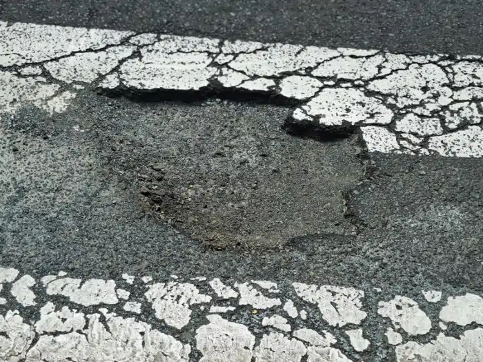 Un “cráter” en la Avenida del Cabildo  pone en evidencia el mantenimiento de las calles de Telde