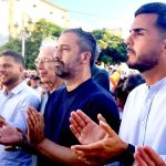 Quinta Columna: «de repente, un extraño… Guillermo Reyes reaparece junto a Peña en primera línea de la concentración por Ceuta»